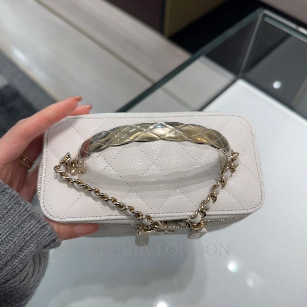 【CHANEL】ロゴプレートがポイント★シャネル バニティバッグ 21AW最新作☆》CHANEL ヴァニティ バッグ トップハンドル 黒