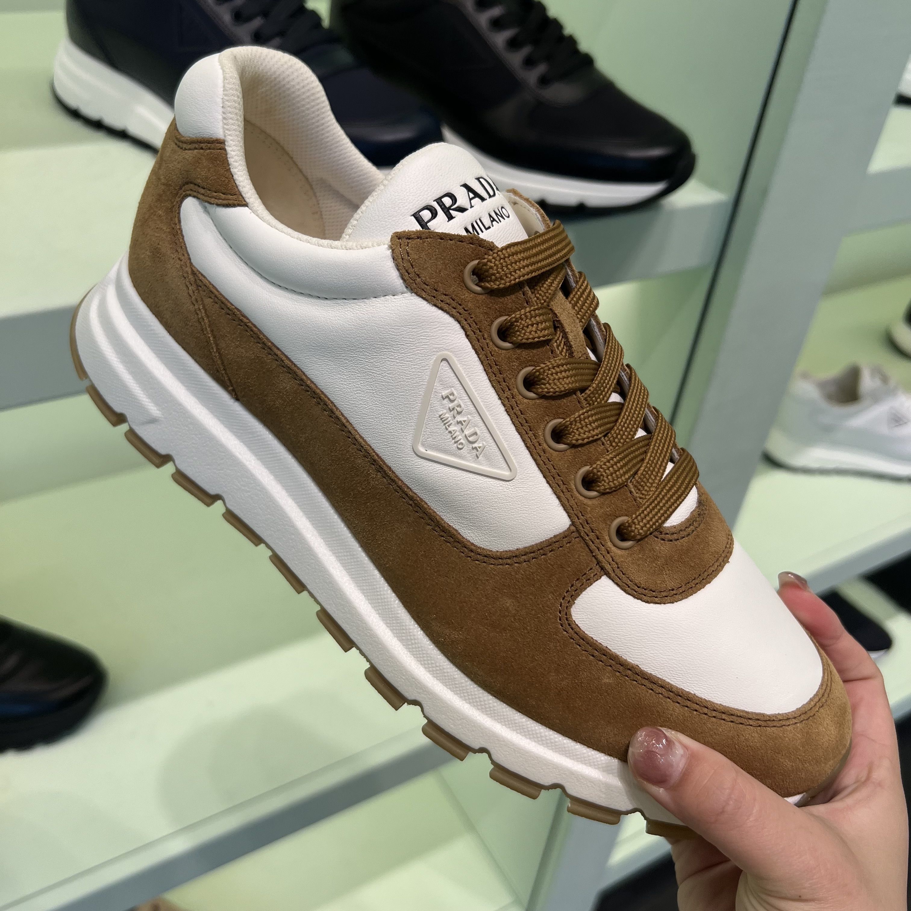 【PRADA】2EG483 トライアングルロゴ レザースニーカー PRADA】セール！2EG483 ロゴ おしゃれ レザースニーカー (PRADA