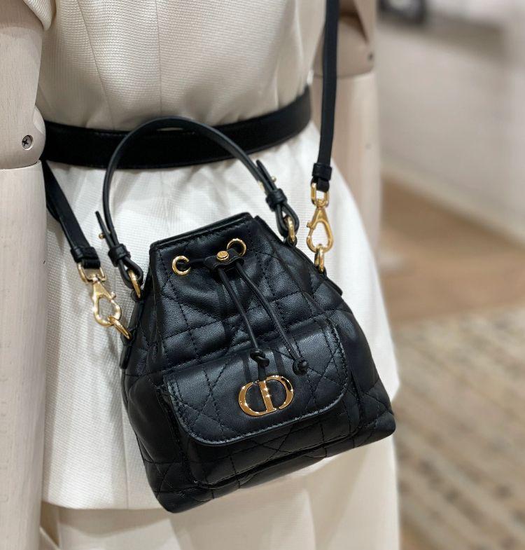 Dior《Dior Caro Nano バケットバッグ》黒 ラム Cannage 直営店