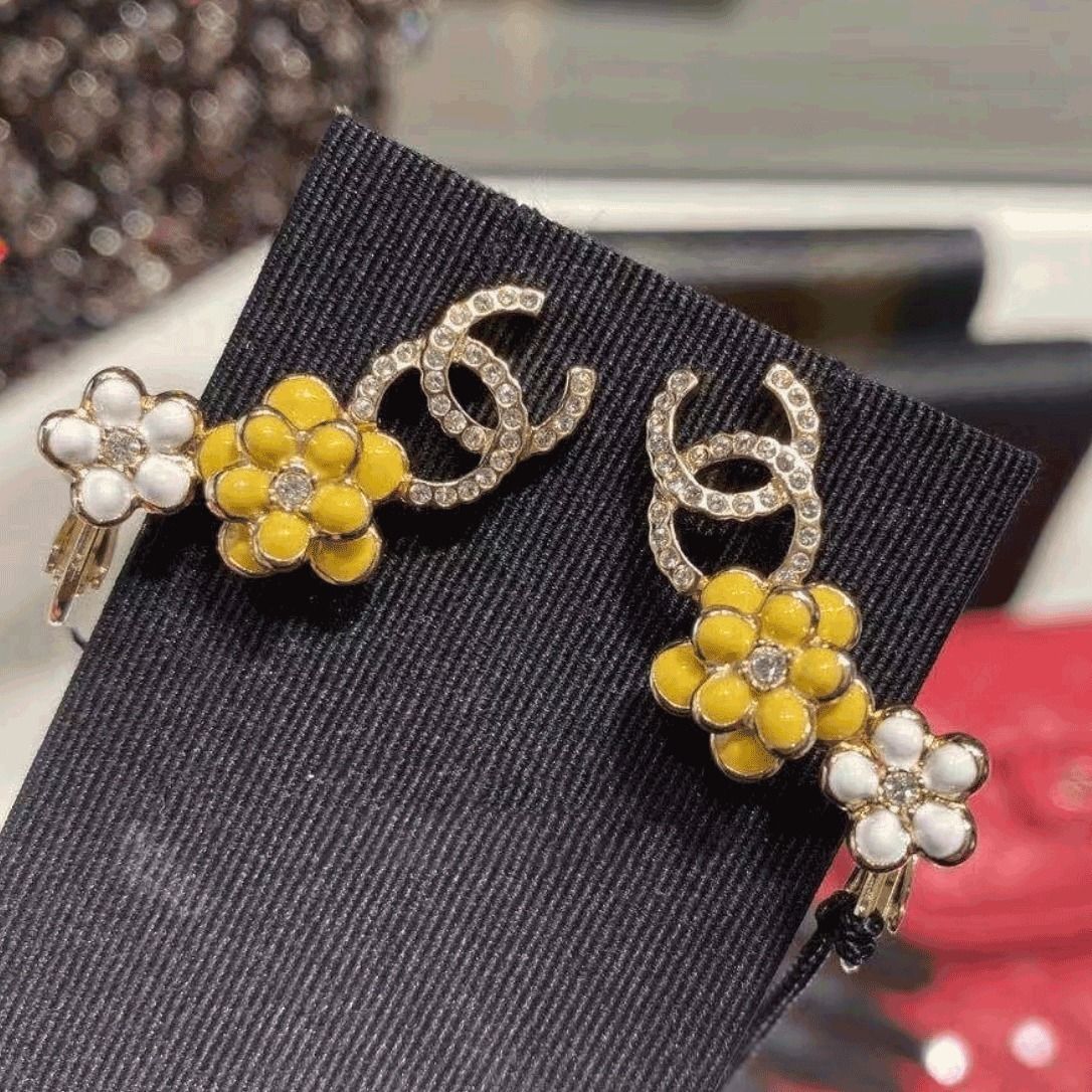 希少◇可愛く華やかなお花で耳元に彩りを♪】CHANEL ピアス CC