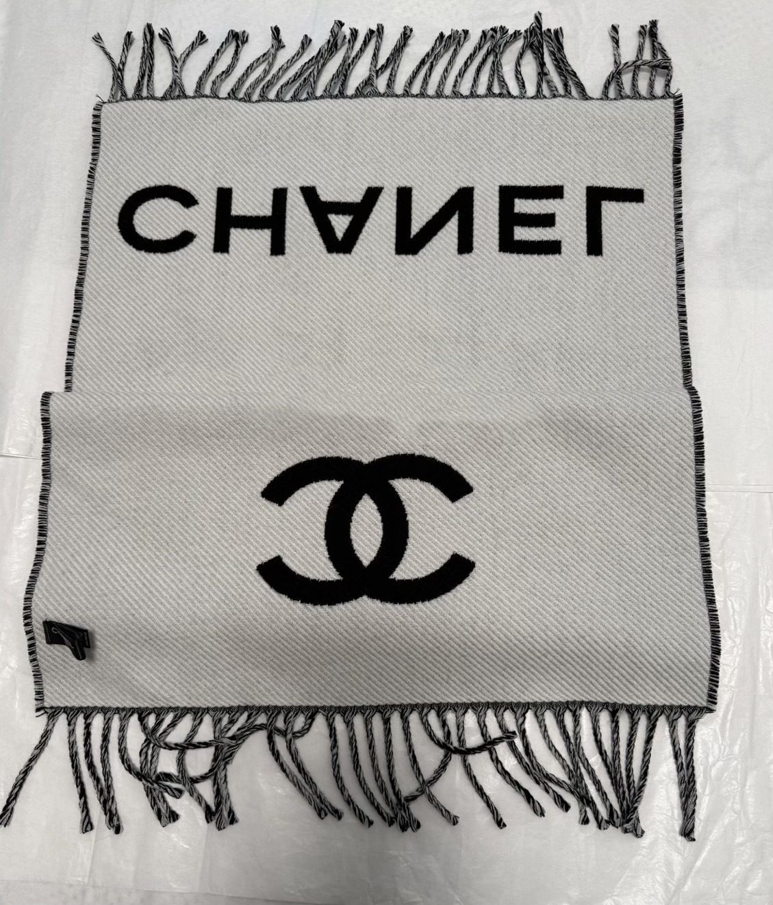 ふわふわの肌触り♪CHANEL シャネル ロゴ マフラー (CHANEL