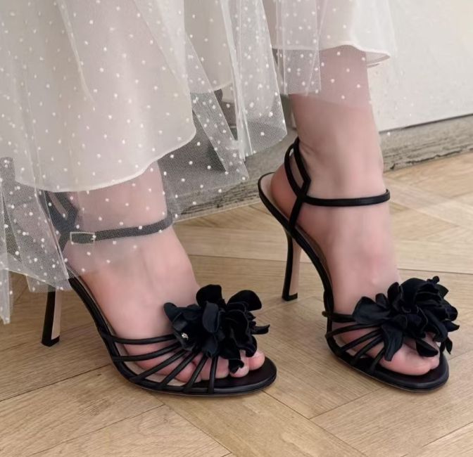 【歩きやすさ抜群♪】Dior ミュール ディオール」の着想源は女戦士。社会を生き抜く現代女性に