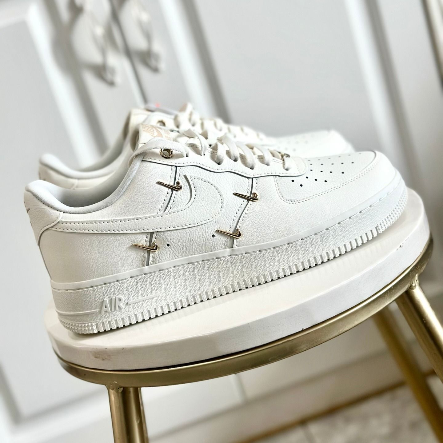 ★Nike★ WMNS エア フォース 1 ’07 LX GOLD SWOOSH ナイキ WMNS AIR FORCE 1 LX GOLD SWOOSH メタリックゴールド