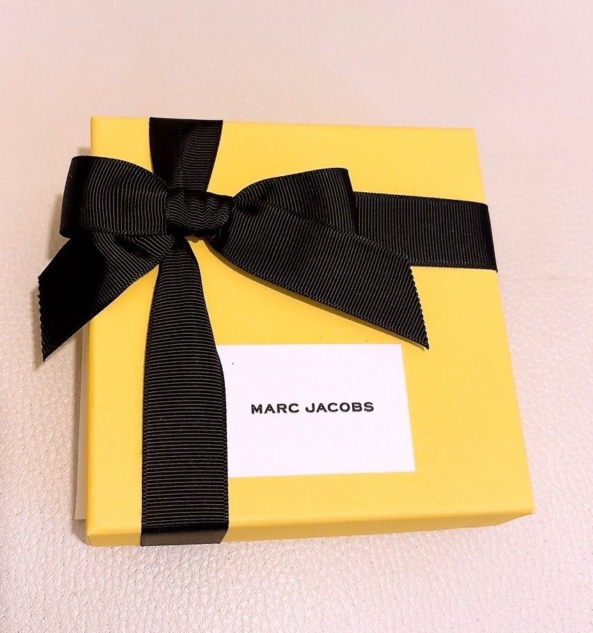 松田元太さん着用【MARC JACOBS】ボタンアバロニスタッドピアス 松田元太さん着用【MARC JACOBS】ボタンアバロニスタッドピアス