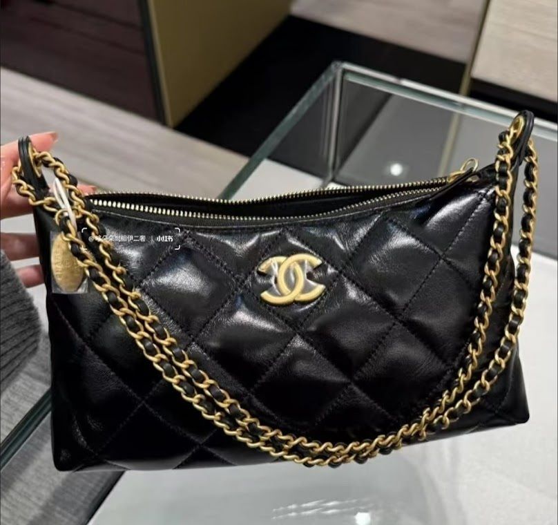 話題の人気商品【CHANEL】2way チェーン ホーボーバッグ 目を惹く☆2WAY】CHANEL ホーボー バッグ CCロゴ チェーン