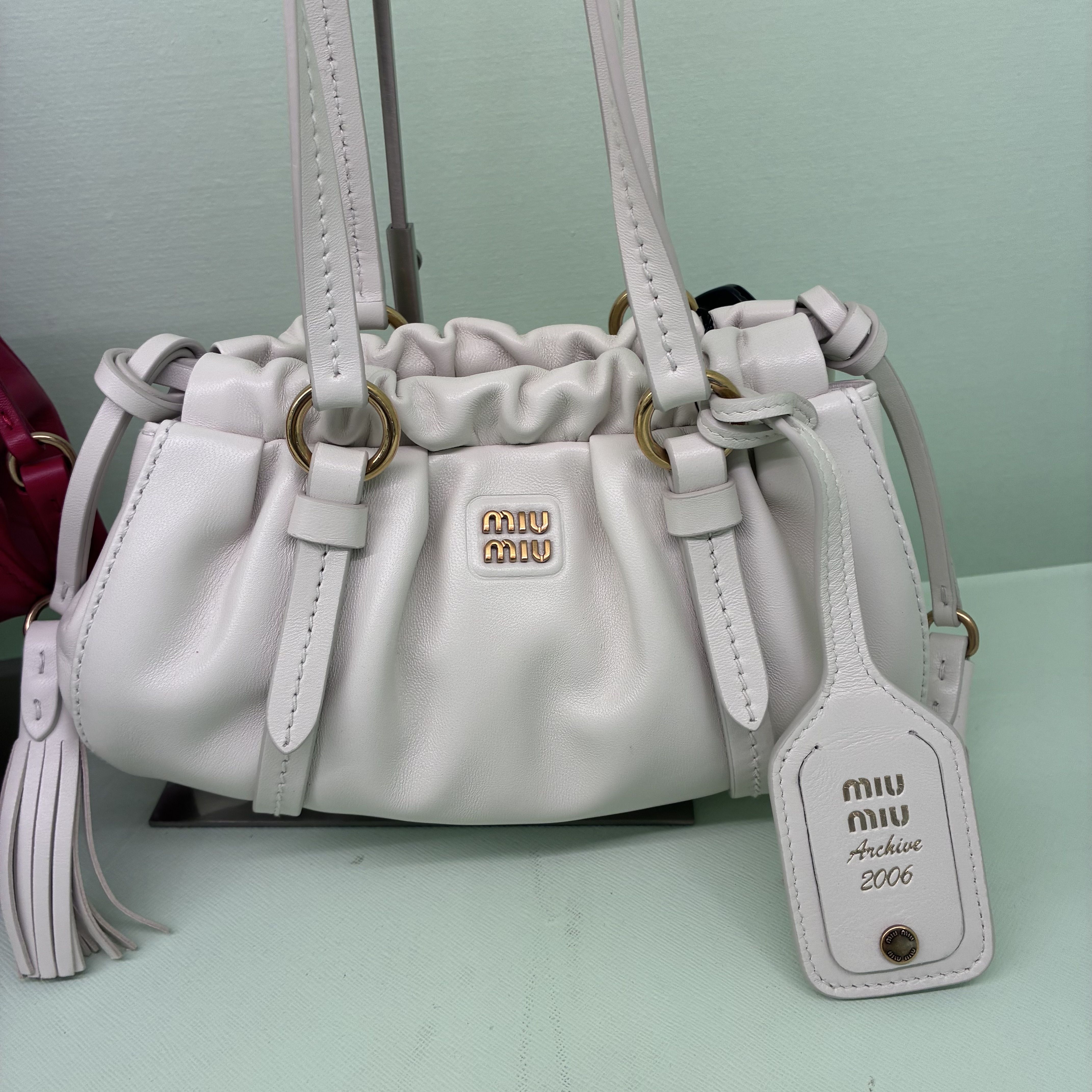 【VIPセール】MIUMIU(ミュウミュウ)ショルダーバッグ VIPセール】MIUMIU(ミュウミュウ)ショルダーバッグ (MiuMiu