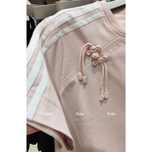 【海外限定】アディダス中華風クロップド丈チャイニーズTシャツ 日本未入荷】adidasチャイニーズ中華ボタンクロップドTシャツ