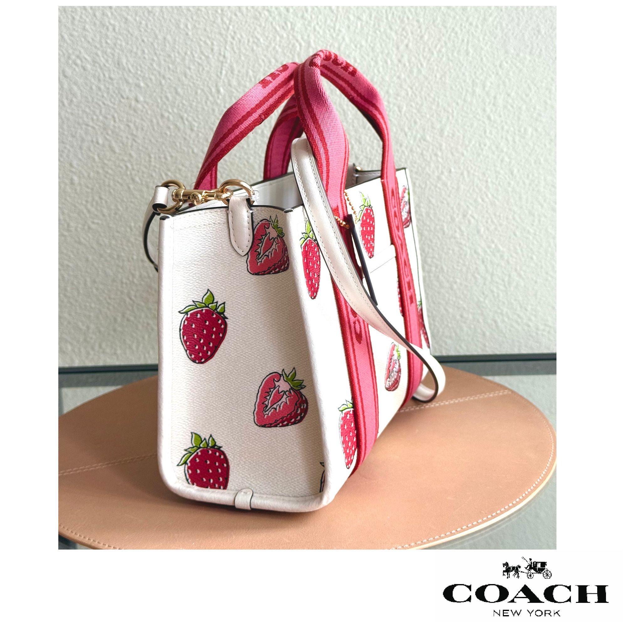 ストロベリーが可愛い♡【Coach】スミス トートバッグ 24 国内直営【COACH】スミス トート バッグ 24 ストロベリー イチゴ