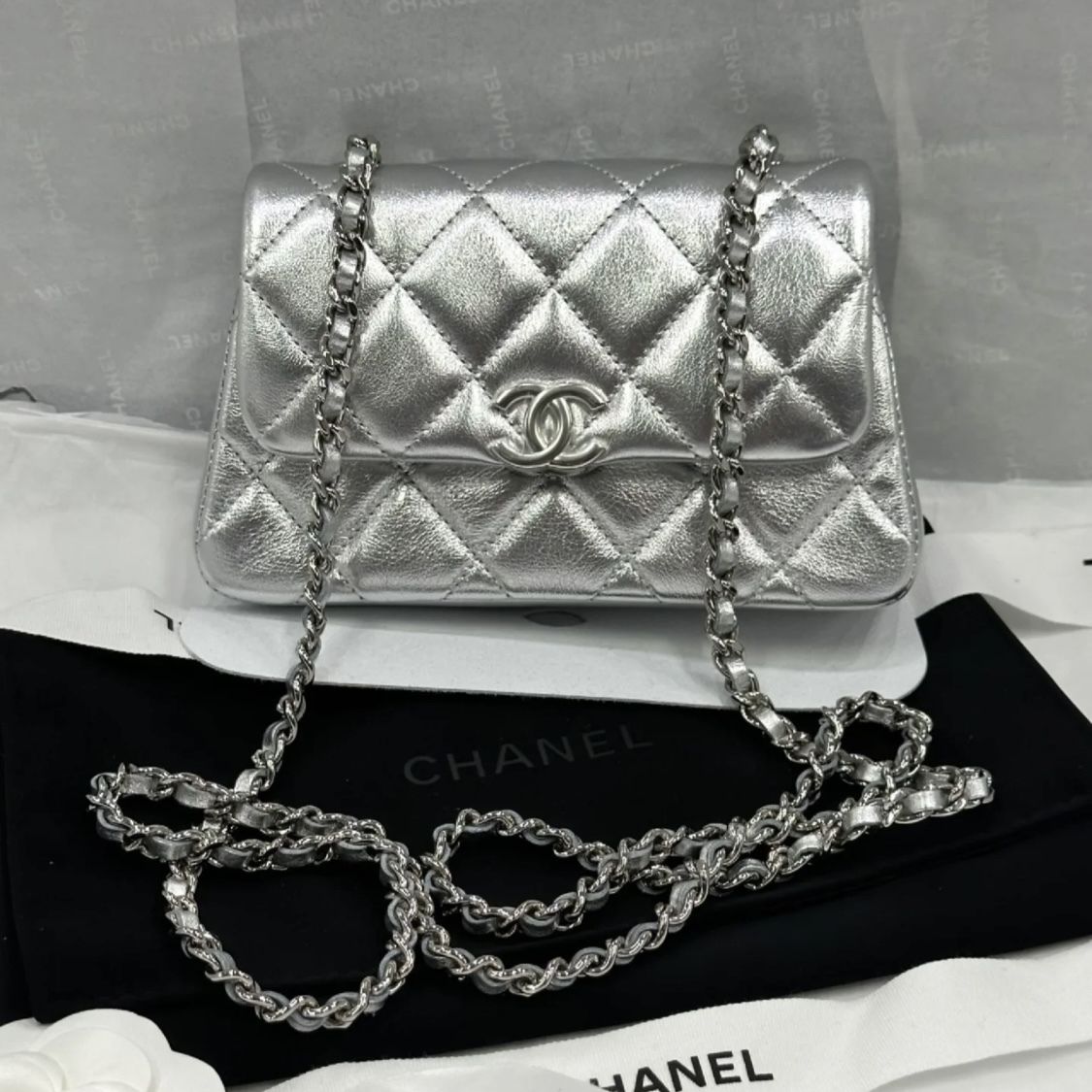 大切な場所で優雅に♪【CHANEL】25SS チェーン付き クラッチ 25SS】CHANEL(シャネル)チェーン付きクラッチバッグ (CHANEL
