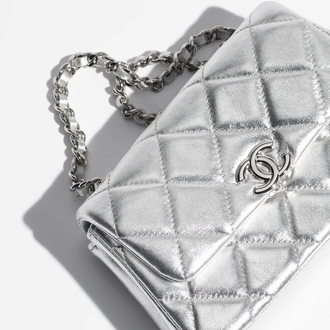 使いやすいサイズ♪【CHANEL】25SS ラージクラッチ メタリック 25SS】CHANEL(シャネル)チェーン付きクラッチバッグ (CHANEL