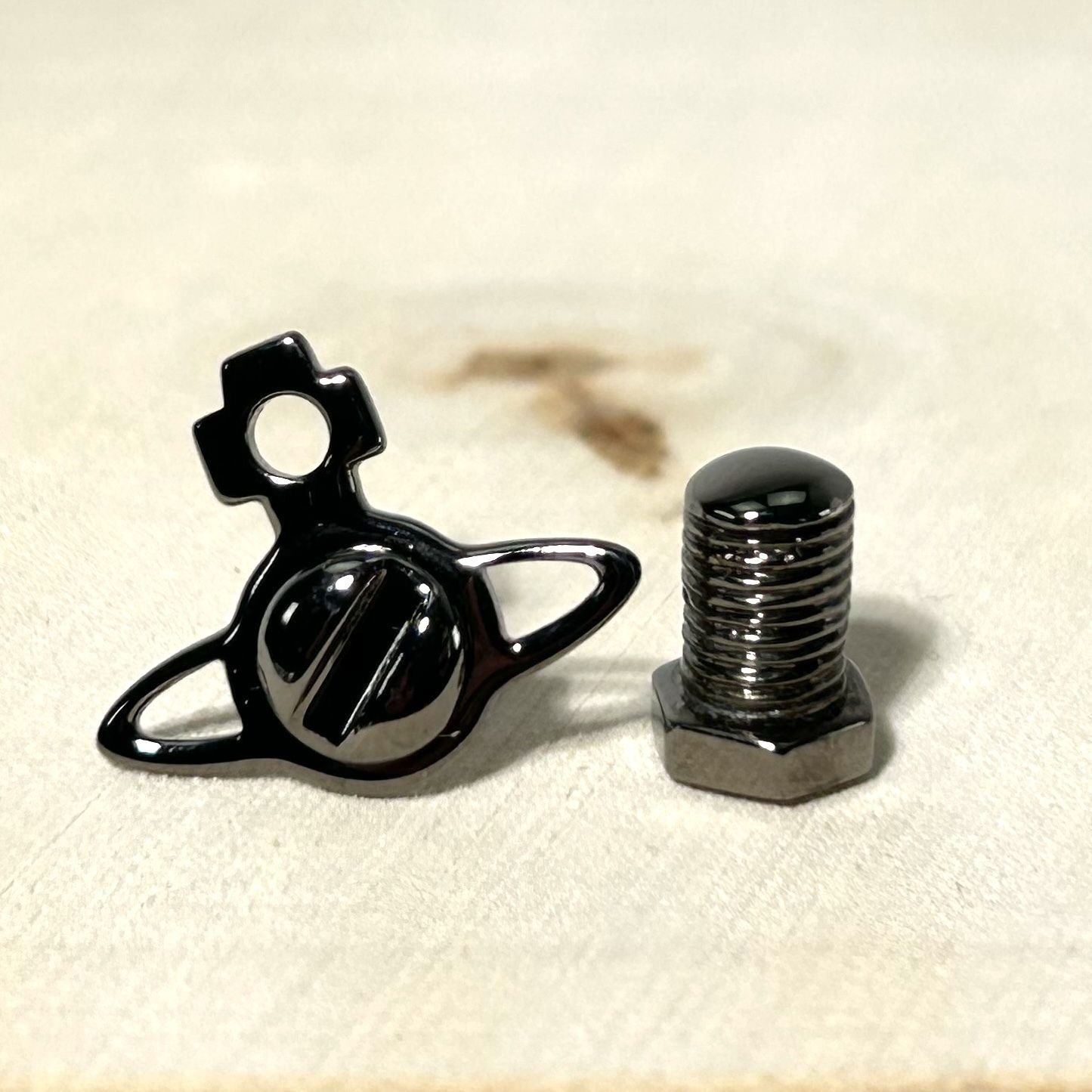 安心の国内即発☆ VIVIENNE WESTWOOD JOLENE SINGLE STUD 片耳用 安心の国内即発☆ VIVIENNE WESTWOOD JOLENE SINGLE STUD 片耳用